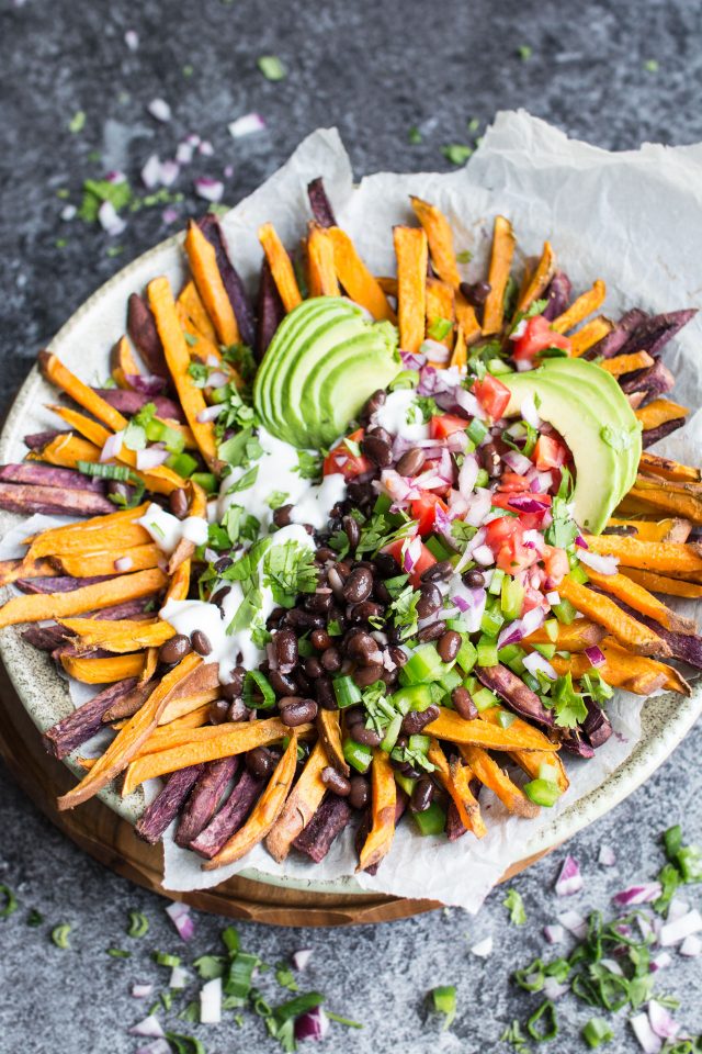 Mexican Style Loaded Baked Sweet Potato Fries. The PERFECT Friday night snack for chilling! Loaded with black beans, pico de Gallo and tons of #vegan mayonaisse, you're gonna love these!