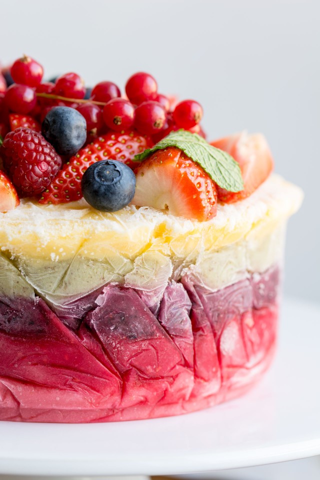 This healthy fruit yoghurt layer cake is a stunning show stopper! It's fresh and healthy with absolutely no artificial sugar. Click through to get the recipe!